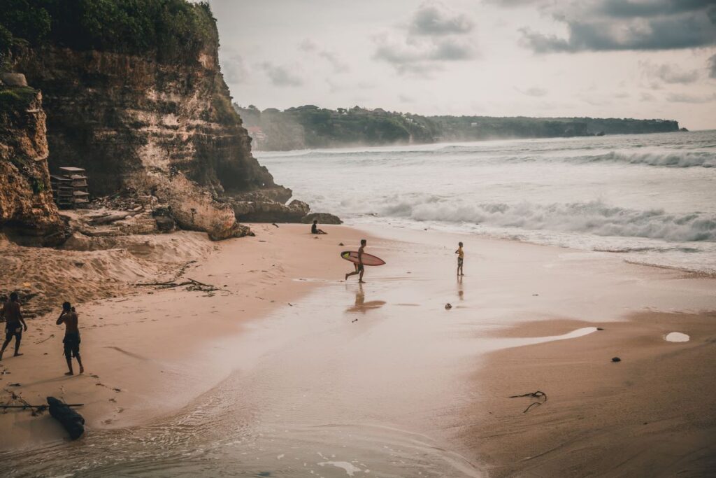 Surferi na plaži Uluwatu na Baliju