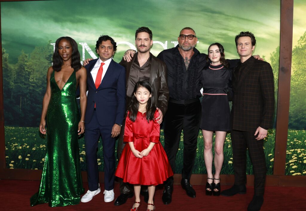 Nikki Amuka-Bird, M. Night Shyamalan, Ben Aldridge, Kristen Cui, Dave Bautista, Abby Quinn i Jonathan Groff