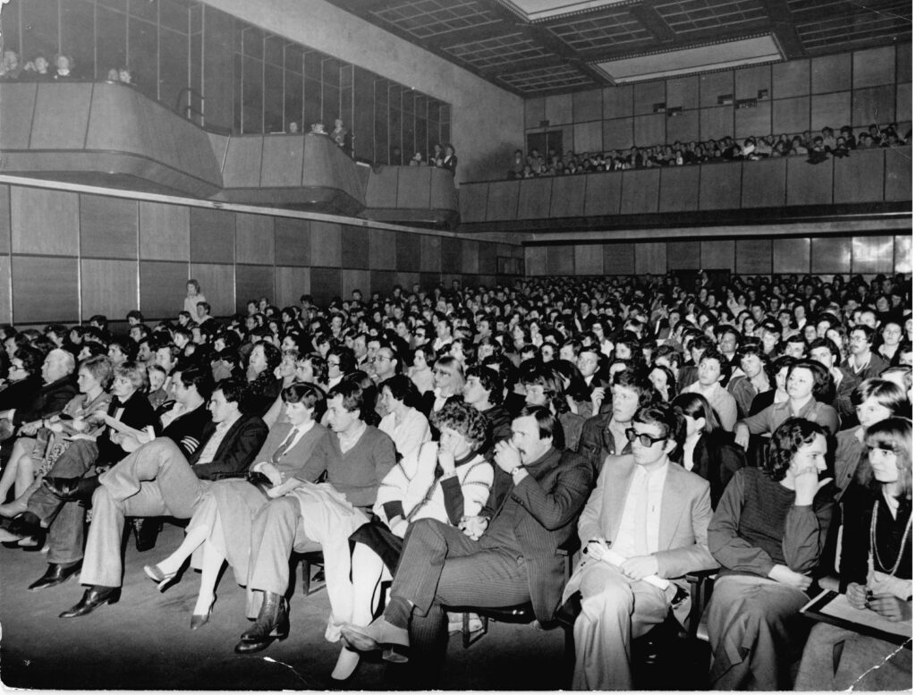 06. Publika u staroj dvorani Stari izgled dvorane Kina Gorica ispunjene publikom