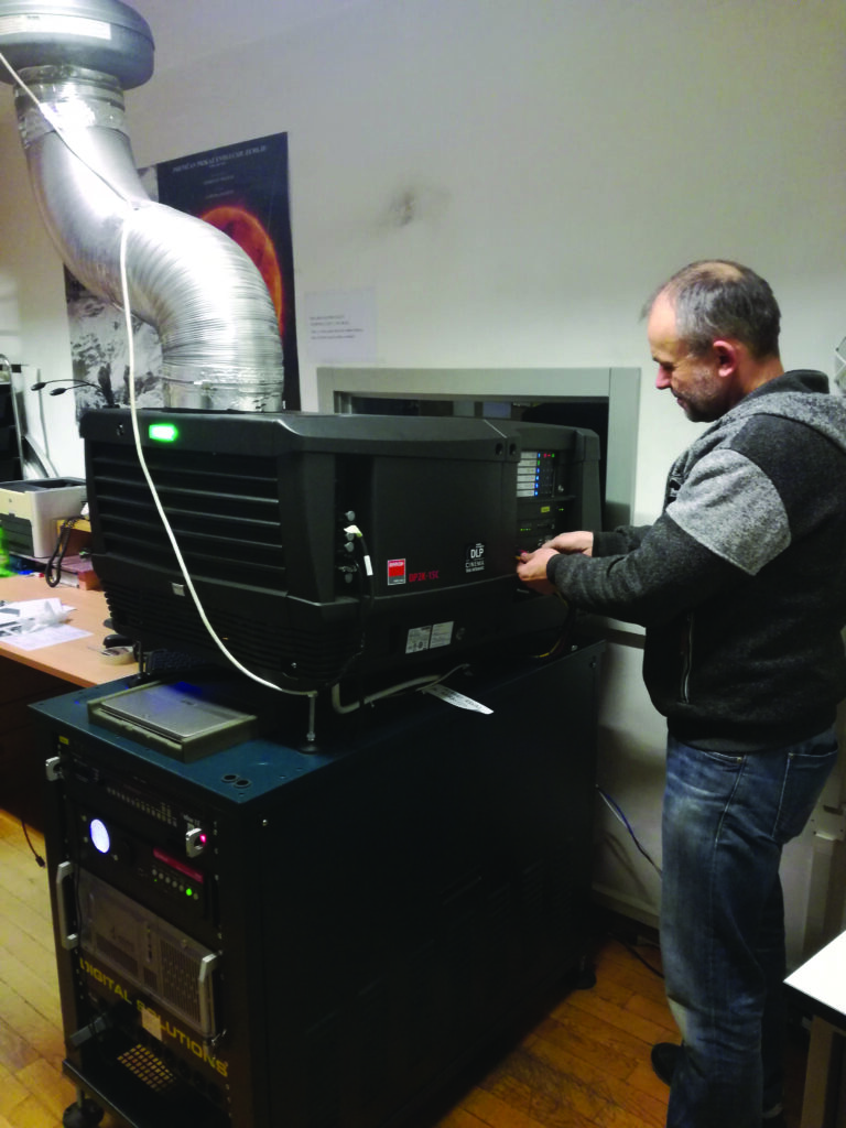 Kino kabina i kinooperater VG Kinooperater za projektorom u kabini kina