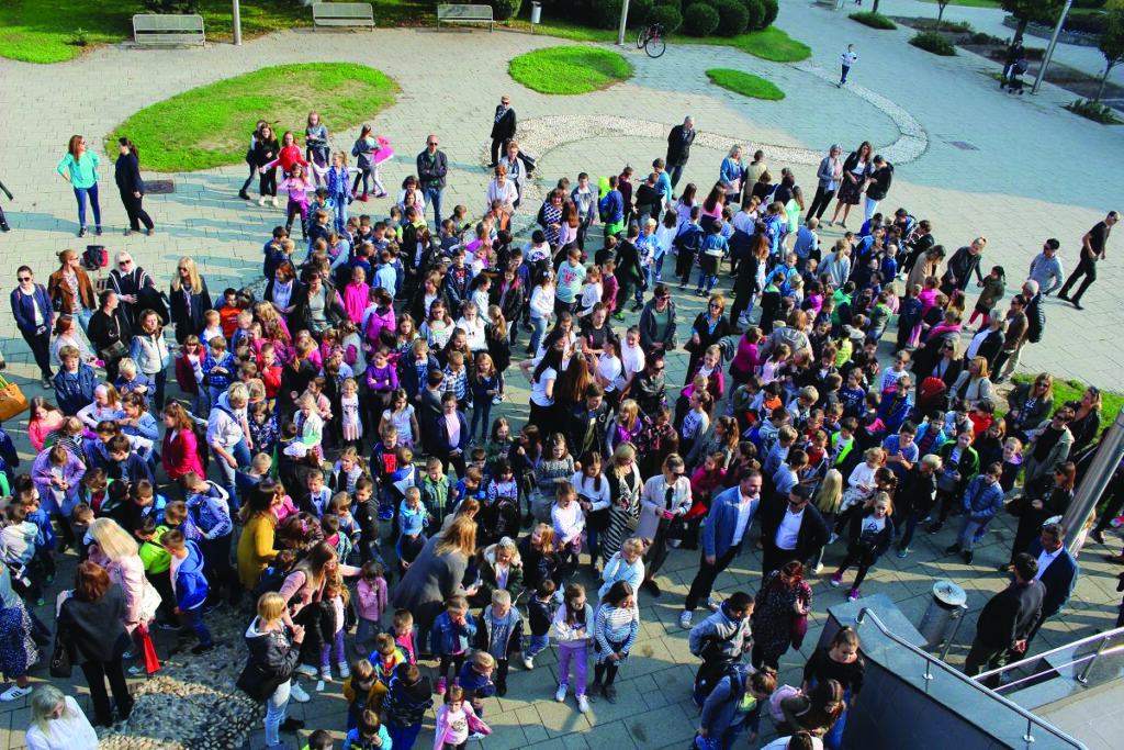 17. Školska projekcija - ispred kina Red za školsku projekciju ispred kina